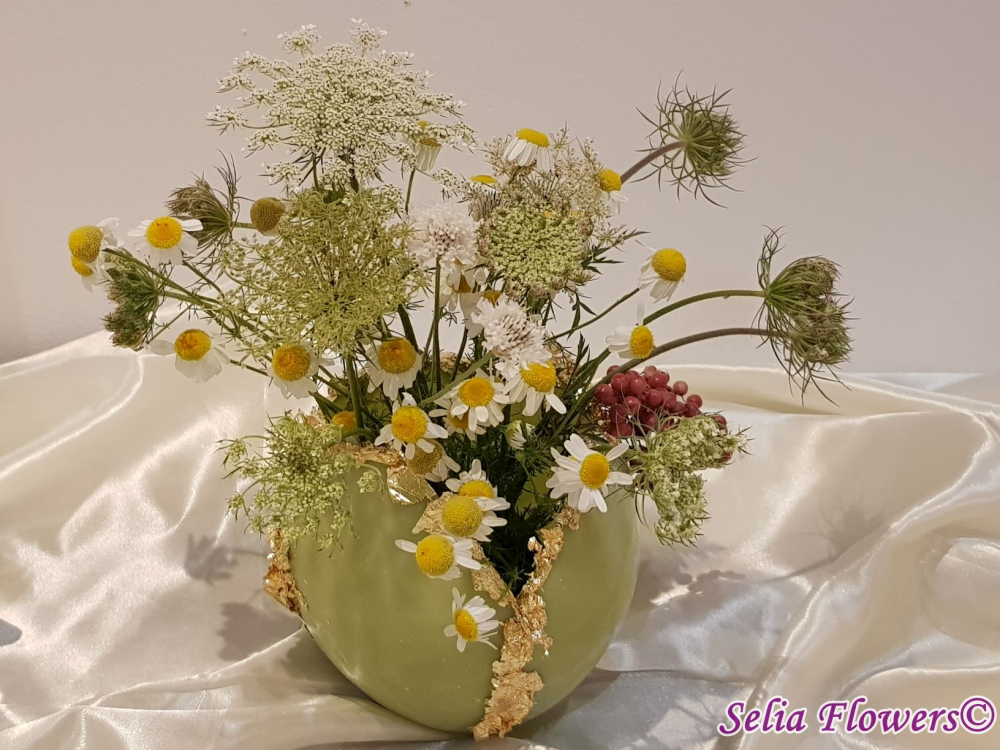 Decor cu flori realizat în bol de ceară