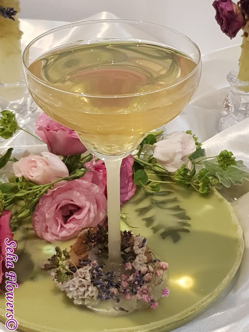 Pahare decorate cu flori cerate – un detaliu distins pentru evenimentul tău 