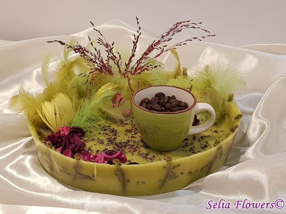 Decoruri realizate în vase suport din ceară cu flori conservate și diverse accesorii – idei de cadouri